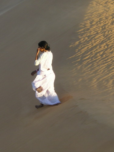 Joven saharaui en las dunas de Dajla